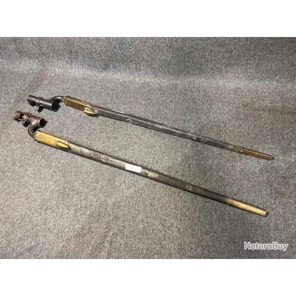 Lot de deux ba�onnettes a douille anglaise 1876 1 euro sans prix de r�serve !!!!