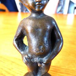 SUPERBE ET DELICAT PETIT BRONZE- ENFANT NU SUR SUPPORT DE BRONZE PRIS DANS LA MASSE ( non s&eacute;par&eacute; )