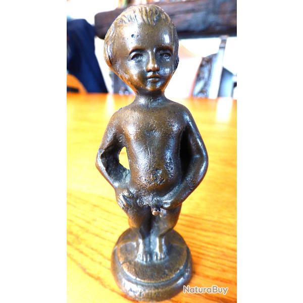 SUPERBE ET DELICAT PETIT BRONZE- ENFANT NU SUR SUPPORT DE BRONZE PRIS DANS LA MASSE ( non s�par� )