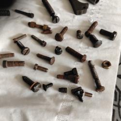 Lot pi&egrave;ces d&eacute;tach&eacute;es Mauser 98 et d&eacute;riv&eacute;s plus divers vis d armes