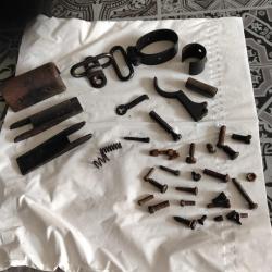 Lot pi&egrave;ces d&eacute;tach&eacute;es Mauser 98 et d&eacute;riv&eacute;s plus divers vis d armes