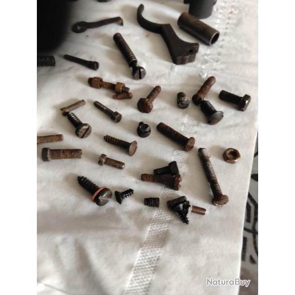 Lot pi�ces d�tach�es Mauser 98 et d�riv�s plus divers vis d armes