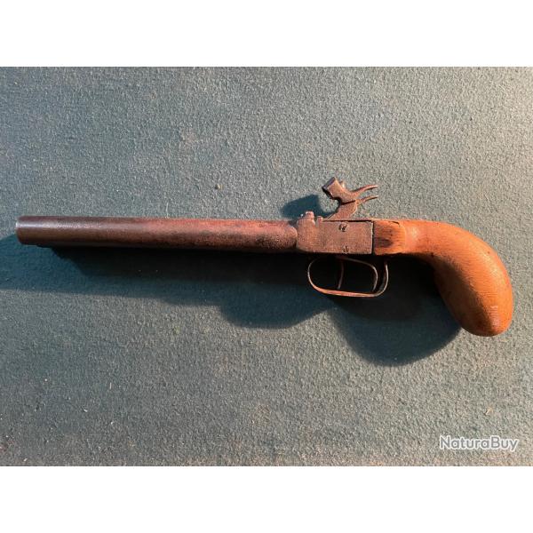 Pistolet � poudre noir ancien � identifier, longueur 30 cm