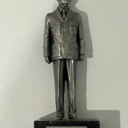 Statuette en &eacute;tain du G&eacute;n&eacute;ral De GAULLE