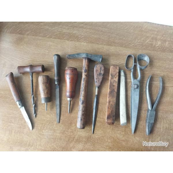 Lot d'anciens outils de cordonnier bourrelier