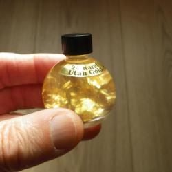 Feuilles d'or 24 carats dans du liquide...(provenance USA)