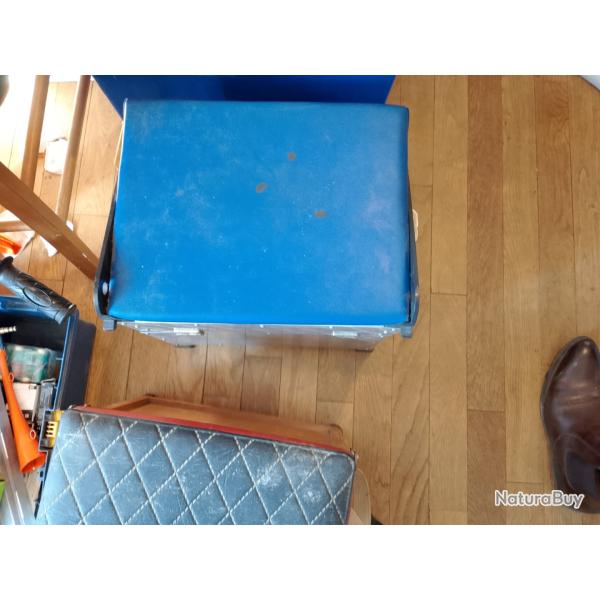 Vend bo�te de rangement en aluminium qui fait si�ge de p�che