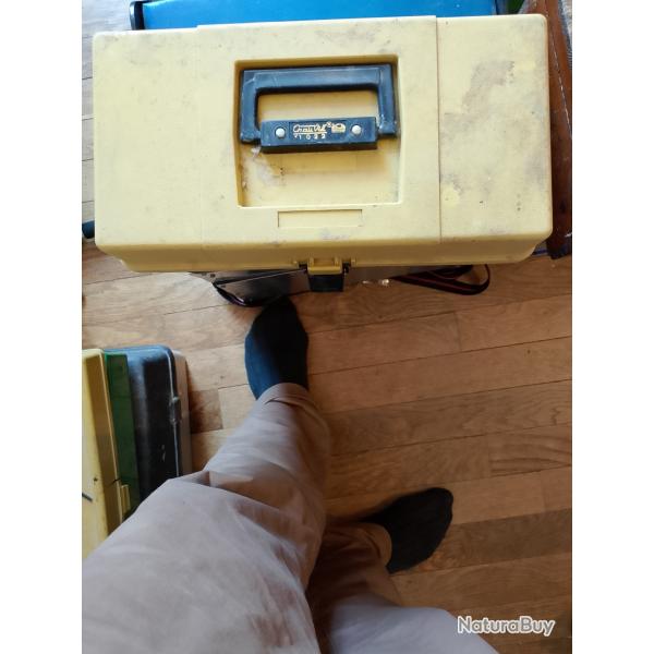 Vend bo�te de rangement en aluminium qui fait si�ge de p�che