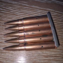 5 cartouches neutralis&eacute; mauser totalement cuivr&eacute; de guerre sur lame d'&eacute;poque ww2