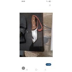 Couteau &agrave; d&eacute;pecer avec etui