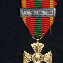 CROIX DU COMBATTANT VOLONTAIRE-AGRAFE AFRIQUE DU NORD-GUERRE D'ALGERIE 1954/1962