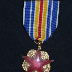 MEDAILLE DES BLESSES -VARIANTE 1&deg; & 2&deg; GUERRES -CAMPAGNES COLONIALES-LEGER MANQUE SUR UNE EXTREMITE