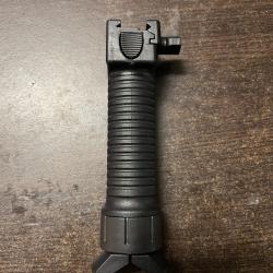 Poign&eacute;e bipied picatinny