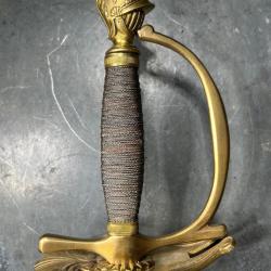 &Eacute;p&eacute;e d'officier Directoire-Empire, pommeau au casque, lame bleuie I.G.B.XVIIIe. Militairia