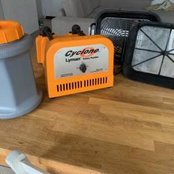 Nettoyeur de douilles LYMAN Cyclone Rotary Case Tumbler 230Volts