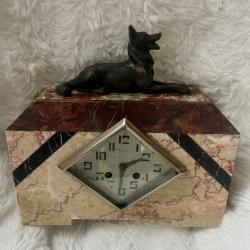 Pendule de chemin&eacute;e en marbre et onyx, sign&eacute;e Touras Toulon surplomb&eacute;e d un Chien en r&eacute;gule