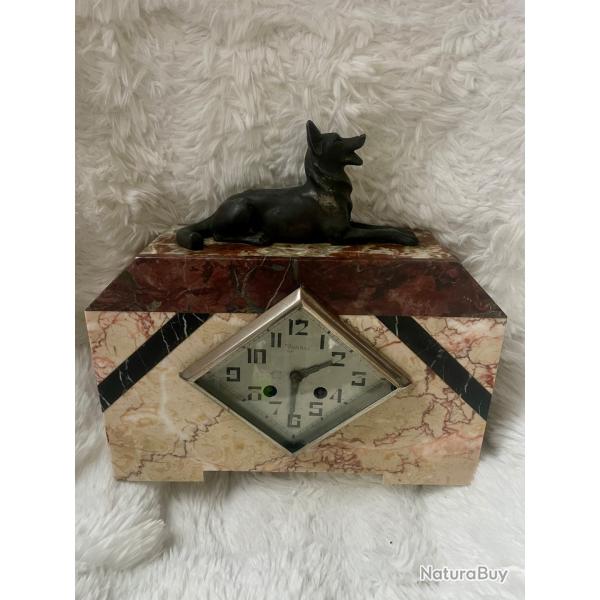 Pendule de chemin�e en marbre et onyx, sign�e Touras Toulon surplomb�e d un Chien en r�gule