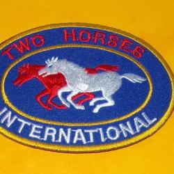 TISSU PATCH : TWO HORSES INTERNATIONAL , LONGUEUR 9,5 CM , BON ETAT VOIR PHOTO . POUR TOUT RENSEIGNE