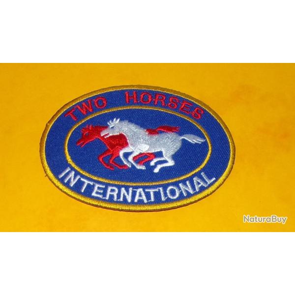 TISSU PATCH : TWO HORSES INTERNATIONAL , LONGUEUR 9,5 CM , BON ETAT VOIR PHOTO . POUR TOUT RENSEIGNE