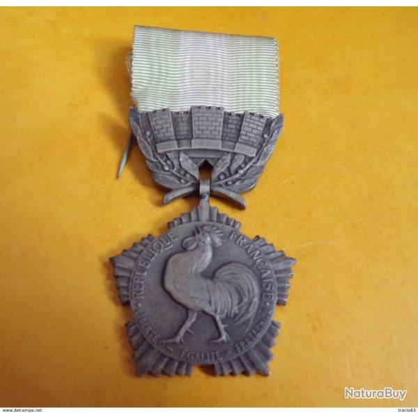 MEDAILLE COLLECTIVITES LOCALES ECHELON ARGENT / GROS MODULE MODELE NON SIGNE / NON ATTRIBUE RUBAN VE