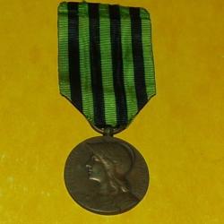 MEDAILLE : COMMEMORATIVE DE LA GUERRE DE 1870-1871 , AUX DEFENSEURS DE LA PATRIE , REPUBLIQUE FRANCA