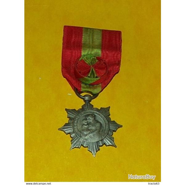 MEDAILLE : LA FAMILLE FRANCAISE ,LA PATRIE RECONNAISSANTE� , REPUBLIQUE FRANCAISE� , ETAT VOIR PHOTO