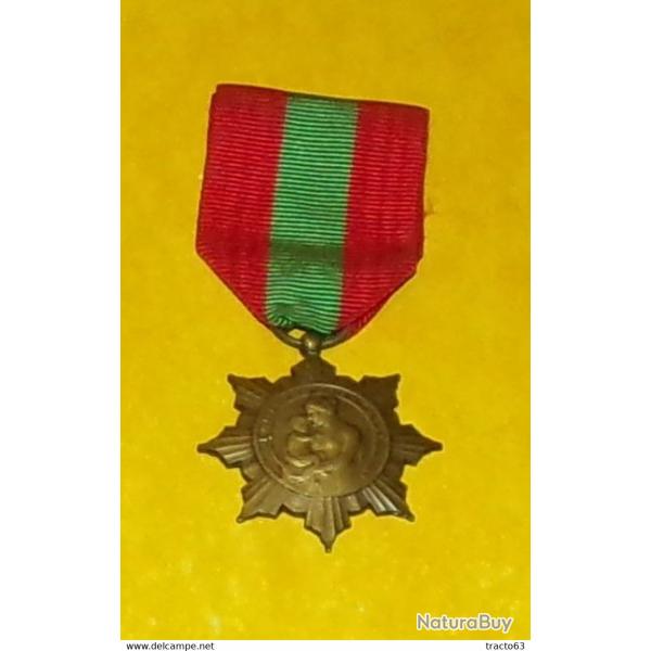 MEDAILLE : LA PATRIE RECONNAISSANTE ,MINISTERE DE LA SANTE PUBLIQUE , ECHELON BRONZE , REPUBLIQUE FR