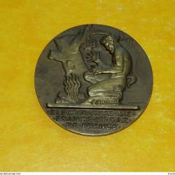 MEDAILLE ELECTRICITE DE FRANCE ET GAZ DE FRANCE&nbsp; ATTRIBUEE&nbsp; A&nbsp; E.PUCHEU,DIAMETRE 6 CM POIDS 70 GRAMM