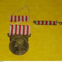 MEDAILLE GRANDE GUERRE 1914-1918&nbsp;  , REPUBLIQUE FRANCAISE&nbsp; , EPINGLE A COULISSE A NOTER LE RUBAN EST