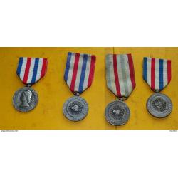 LOT DE 4 MEDAILLES DES CHEMINOTS ,ATTRIBUEE EN 1949  , BON ETAT VOIR PHOTOS . POUR TOUT RENSEIGNEMEN