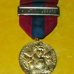 MEDAILLE DE LA DEFENSE NATIONALE ECHELON BRONZE AVEC BARRETTE " AVIATION LEGERE ", TRES BON ETAT VOI