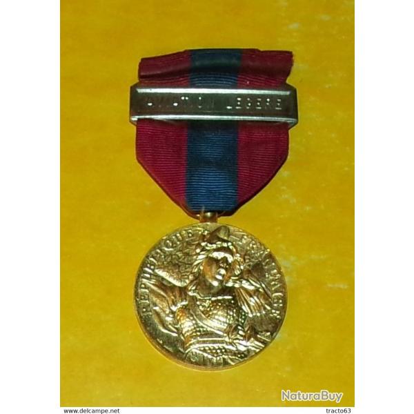 MEDAILLE DE LA DEFENSE NATIONALE ECHELON BRONZE AVEC BARRETTE " AVIATION LEGERE ", TRES BON ETAT VOI