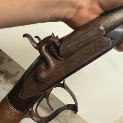fusil de chasse ancien &agrave; percussion &agrave; deux canons juxtapos&eacute;s, datant du milieu du XIXe si&egrave;cle