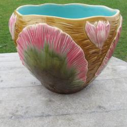 Ancien grand cache-pot en barbotine &agrave; d&eacute;cor polychrome de fleurs - FRANCE (Vers 1900)