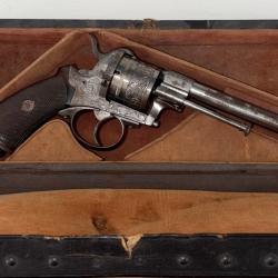 Revolver Lefaucheux &agrave; broche grav&eacute; avec coffret  XIXeme
