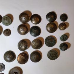91 boutons militaire, r&eacute;gional, de veinerie ou civil 18 / 19 &egrave;me si&egrave;cle.