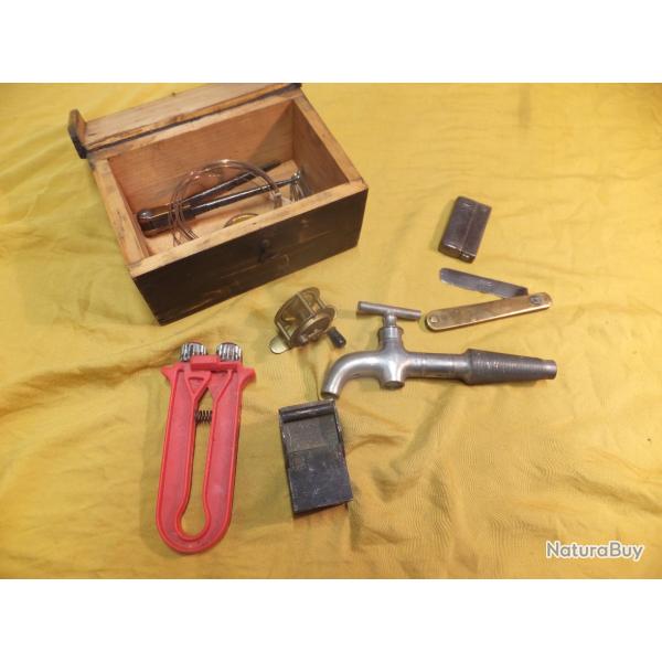 Jolie bo�te ancienne, contenant, lot de  trucs bizarres et objets inconnus