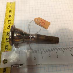 Embouchure de trompette. Trompe. Corps fran&ccedil;ais, ou clairon                                     (B)