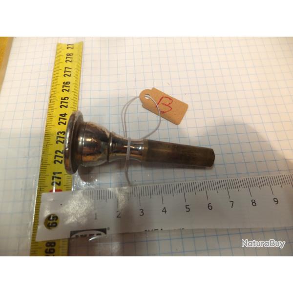 Embouchure de trompette. Trompe. Corps fran�ais, ou clairon                                     (B)