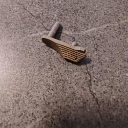 Arr&ecirc;toir de culasse (slide stop) AMT Automag 22 mag