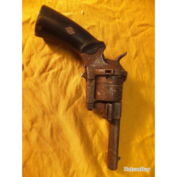 Revolver � broche. Le baril est bloqu� il ne tourne pas, Le chien se l�ve et le ressort et pr�sent