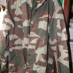 VESTE CAMOUFLEE DE L'ARMEE TURQUE AVEC 4 POCHES SUR LE DEVANT , UNE POCHE SUR UNE EPAULE , CAPUCHE I