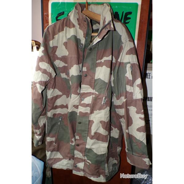 VESTE CAMOUFLEE DE L'ARMEE TURQUE AVEC 4 POCHES SUR LE DEVANT , UNE POCHE SUR UNE EPAULE , CAPUCHE I