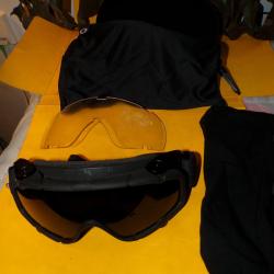 LUNETTE DE PROTECTION CONTRE LE SABLE ET LE SOLEIL DE MARQUE OAKLEY , FABRICATION CHINE,  EN BON ETA