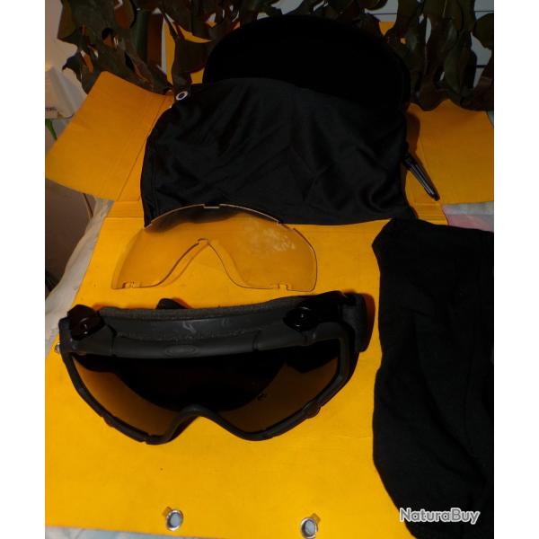 LUNETTE DE PROTECTION CONTRE LE SABLE ET LE SOLEIL DE MARQUE OAKLEY , FABRICATION CHINE,  EN BON ETA