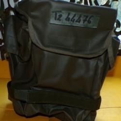 HOUSSE DE MASQUE N.B.C DE COULEUR KAKI , COMPRENANT DEUX POCHES SUR LES COTES ET UNE POCHE PRINCIPAL