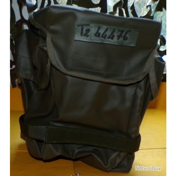 HOUSSE DE MASQUE N.B.C DE COULEUR KAKI , COMPRENANT DEUX POCHES SUR LES COTES ET UNE POCHE PRINCIPAL