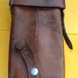 ARMEE SUISSE : ETUI EN CUIR DE L'ARMEE SUISSE ,DIMENSION 22 CM X 11 CM ,EPAISSEUR 50 MM, BON ETAT V