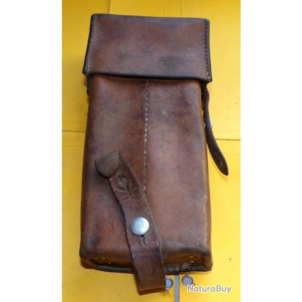 ARMEE SUISSE : ETUI EN CUIR DE L'ARMEE SUISSE ,DIMENSION 22 CM X 11 CM ,EPAISSEUR 50 MM, BON ETAT V