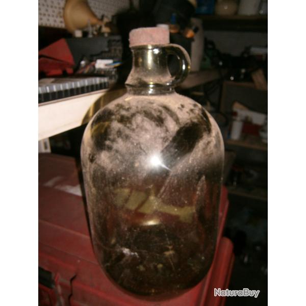 bouteille en verre avec anse